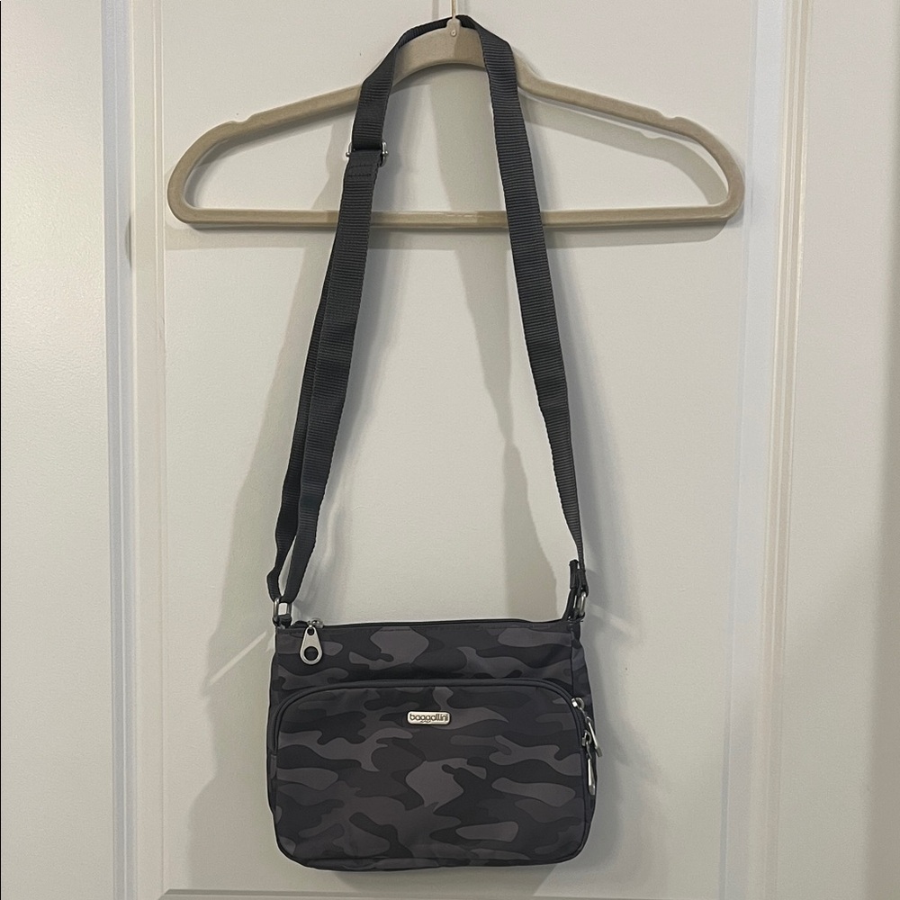 Baggallini Camouflage crossbody bag